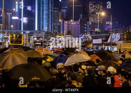 Demonstranten blockieren die Victoria Park Road, einer der Hauptstraßen von Hong Kong Island in der Nähe von Causeway Bay während der Proteste für die Auslieferung Rechnung. Pro-demokratischen Demonstranten wöchentliche Kundgebungen auf den Straßen von Hong Kong gegen eine umstrittene Auslieferung Rechnung seit 9. Juni fortgesetzt haben, als die Stadt in die Krise nach Wellen von Demonstrationen und Mehrere gewalttätige Auseinandersetzungen gestürzt. Hong Kong's Chief Executive Carrie Lam entschuldigte sich für die Einführung der Bill und als 'tot', aber die Demonstranten haben große Menschenmengen mit Forderungen nach Lam zum Ruecktritt zu zeichnen und vollständig die b zurückziehen Stockfoto