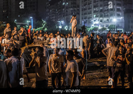 Kairo, Ägypten. 05 Aug, 2019. Die Menschen stehen vor der National Cancer Institute nach einer Explosion. Nach Angaben des Gesundheitsministeriums mindestens 17 Menschen ums Leben gekommen und 26 verletzt worden. Credit: Oliver Weiken/dpa/Alamy leben Nachrichten Stockfoto