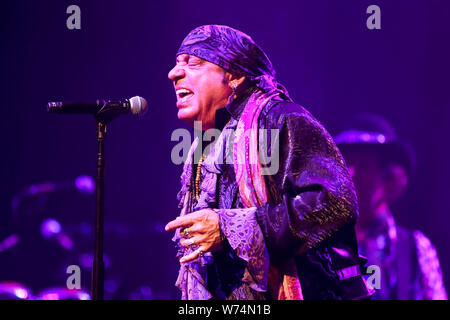 Huntington, der Vereinigten Staaten von Amerika. 18 Juli, 2019. Steven Van Zandt von Little Steven und der Jünger der Seele führen Sie im Konzert am 18. Juli 2019 im Paramount in Huntington, New York. Credit: Debby Wong/Pacific Press/Alamy leben Nachrichten Stockfoto