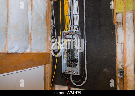 Kabelgebundenen elektrischen Anschlußklemmen auf Metall bar Verkabelung die Kabel-TV-Box, Wohnhaus im Bau neuer Home Stockfoto