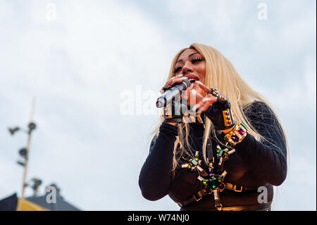 Amsterdam, Niederlande. 04 Aug, 2019. Mutya Buena gesehen Unterzeichnung auf das Publikum. Das ehemalige Mitglied der Sugababes, Mutya Buena, gab eine Leistung während der letzten Konzert des Pride Amsterdam am Dam Platz, im Zentrum der Stadt. Am Sonntag, dem offiziellen Ende - Party, wo gibt es immer eine bunte Sammlung der Künstler betritt die Bühne. Credit: SOPA Images Limited/Alamy leben Nachrichten Stockfoto