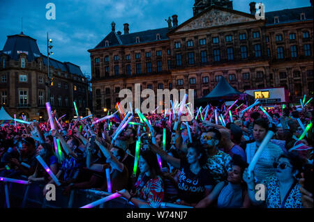 Amsterdam, Niederlande. 04 Aug, 2019. Einem großen Publikum ist gesehen Spaß während der Performance. 2018 Eurovision Gewinner repräsentieren Israel Netta, gab eine Leistung während der letzten Konzert des Pride Amsterdam am Dam Platz, im Zentrum der Stadt. Am Sonntag, dem offiziellen Ende - Party, wo gibt es immer eine bunte Sammlung der Künstler betritt die Bühne. Credit: SOPA Images Limited/Alamy leben Nachrichten Stockfoto