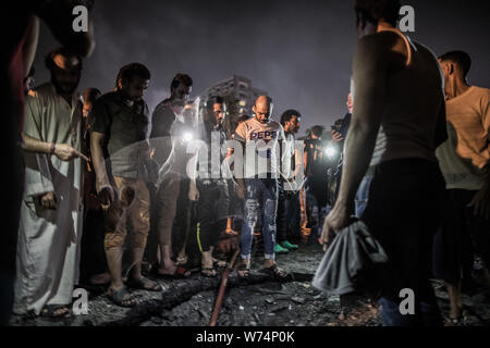 Kairo, Ägypten. 05 Aug, 2019. Menschen versammeln sich vor der National Cancer Institute nach einer Explosion. Nach Angaben des Gesundheitsministeriums mindestens 17 Menschen ums Leben gekommen und 26 verletzt worden. Credit: Oliver Weiken/dpa/Alamy leben Nachrichten Stockfoto