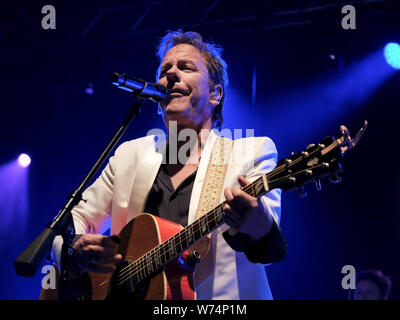 Emmy award Golden Globe Gewinner, britisch-kanadischen Musiker und Schauspieler Kiefer William Frederick Dempsey George Rufus Sutherland alias Kiefer Sutherland führt live auf der Bühne mit seiner Band Tag 4 während Wickham Festival in Hampshire. Stockfoto