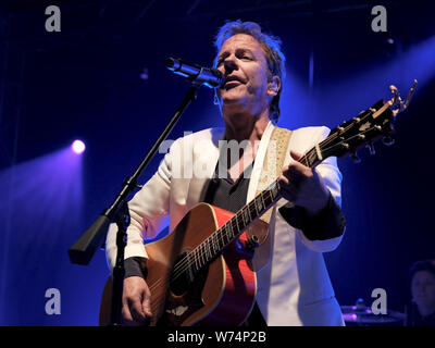 Emmy award Golden Globe Gewinner, britisch-kanadischen Musiker und Schauspieler Kiefer William Frederick Dempsey George Rufus Sutherland alias Kiefer Sutherland führt live auf der Bühne mit seiner Band Tag 4 während Wickham Festival in Hampshire. Stockfoto