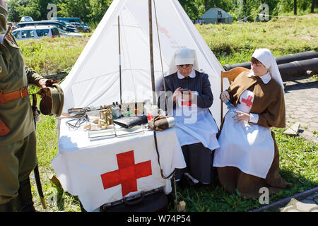 Kiew, Ukraine-NOV 7: Mitglied der Red Star Geschichte Verein trägt historische sowjetische Uniform während historische Reenactment von Kiew Befreiung 1943 Novem Stockfoto