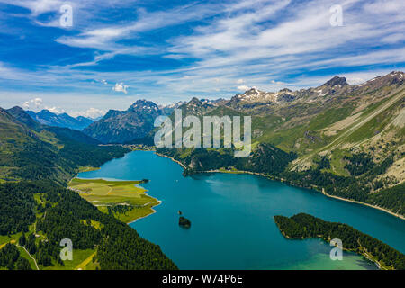 Luftaufnahme über den See Sils im Engadin - Schweiz von oben - Luftbilder Stockfoto