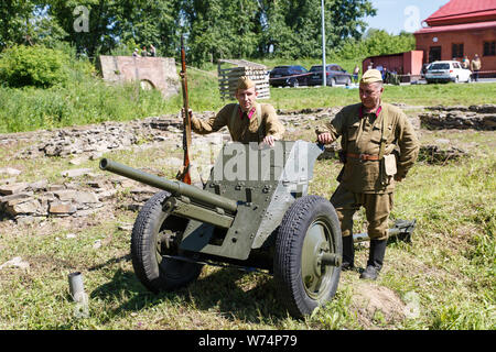 Novokuznetsk. Russland. 07.07.2019. Soldaten der russischen und deutschen Armee in die Rekonstruktion des Zweiten Weltkriegs. Stockfoto