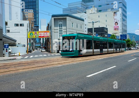 Grüne Mover Straßenbahn in Hiroshima in Japan. Stockfoto