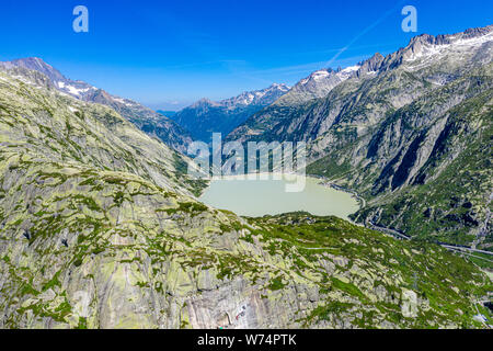 Luftaufnahme über einen Berg See am Grimselpass in der Schweiz - Luftaufnahmen Stockfoto