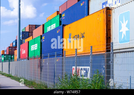 Nürnberg/Deutschland - August 4, 2019: Container steht auf TriCon Container-terminal Nürnberg. Stockfoto