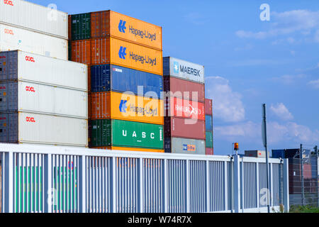 Nürnberg/Deutschland - August 4, 2019: Container steht auf TriCon Container-terminal Nürnberg. Stockfoto