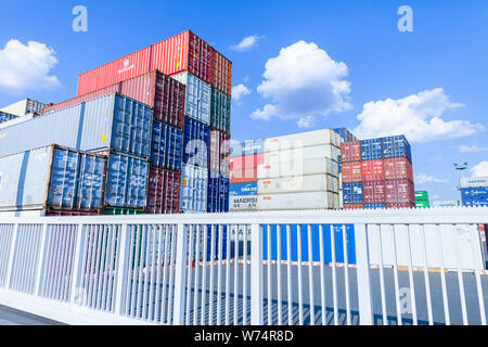 Nürnberg/Deutschland - August 4, 2019: Container steht auf TriCon Container-terminal Nürnberg. Stockfoto