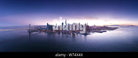 Antenne Panorama von San Francisco, die Stadt an der Bucht, mit Sonnenuntergang im Hintergrund. Kalifornien, USA Stockfoto