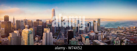 Antenne Panorama der San Francisco Downtown, SOMA und die Bucht Stockfoto