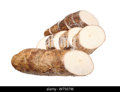 In Scheiben geschnitten Maniok (Cassava) auf weißem Hintergrund Stockfoto