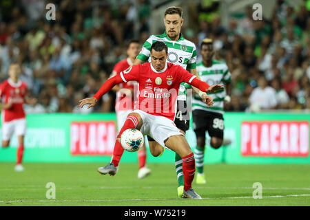 Lissabon, Portugal. 04 Aug, 2019. Raul de Tomás von SL Benfica (L) Mias für den Ball mit Sebastián Coates von Sporting CP (R) bei der abschließenden Candido de Oliveira SuperCup 2019 Fußballspiel zwischen SL Benfica vs Sporting CP. (Final Score: SL Benfica 5 - 0 Sporting CP) Credit: SOPA Images Limited/Alamy leben Nachrichten Stockfoto