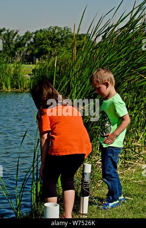 Meine Enkelkinder, Salem, und Thomas einen Kanal Wels in Live Basquet, Lindsey City Park, Canyon, Texas. Stockfoto