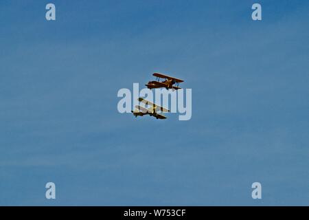 Vintage Bi-Planes in Antenne Spray Flugzeug über Canyon, Texas umgewandelt, 4. Juli, Air Show. Stockfoto