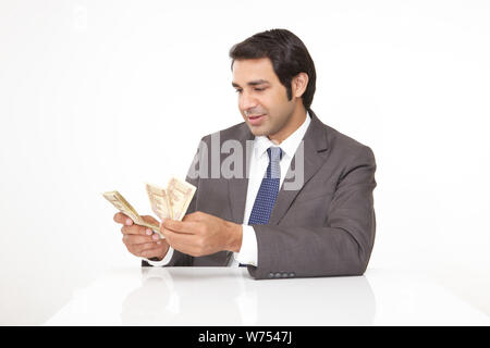 Indischer Geschäftsmann Geldzählen Stockfoto
