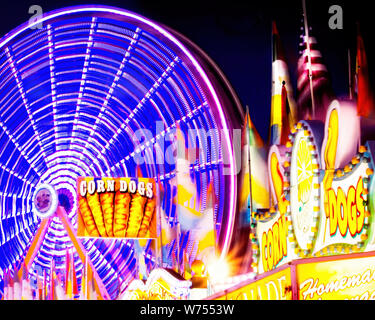 Eine sich drehende Riesenrad dominiert die Mitte zu einem fairen County im Norden von Florida. Stockfoto