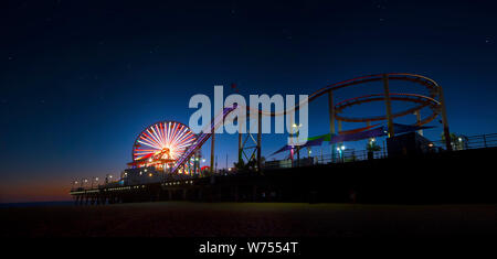 Der Santa Monica Pier in der Dämmerung in Südkalifornien. Der Santa Monica Pier ist weltweit bekannt und hat unzählige Male in Film und Fernsehen eingesetzt. Stockfoto