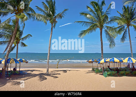 Jomtien Beach, Pattaya Meerblick, Thailand, Südostasien. Lage Himmel Sonne Strand Palme Stockfoto