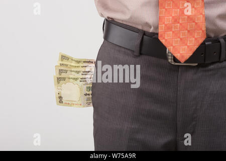 Indischer Geschäftsmann mit Banknoten in der Tasche Stockfoto