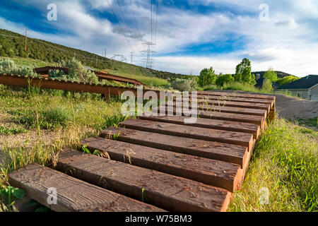 Nahaufnahme eines Holz- Radweg aus horizontalen Bretter auf einem Hügel gebaut Stockfoto