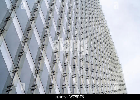 Nahaufnahme von außen ein mehrstöckiges Gebäude gegen hellen weißen Himmel Stockfoto