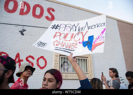 El Paso, Texas, USA. 4 Aug, 2019. Die ''See der Stimme, die Mahnwache und Aktionen'', event. Eine stille Prozession ging von Houston Park nach Las Americas Immigrant Advocacy Center, wo eine Mahnwache für alle, die Waffengewalt in der Masse schießen verloren gehalten wurde. Credit: Josh Bachman/ZUMA Draht/Alamy leben Nachrichten Stockfoto