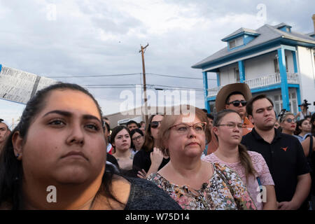 El Paso, Texas, USA. 4 Aug, 2019. Eine stille Prozession ging von Houston Park nach Las Americas Immigrant Advocacy Center, während die ''See der Stimme, die Mahnwache und Aktionen'', für alle, die mit Waffengewalt in der Masse schießen verloren. Credit: Josh Bachman/ZUMA Draht/Alamy leben Nachrichten Stockfoto