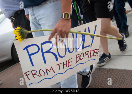 El Paso, Texas, USA. 4 Aug, 2019. Eine stille Prozession ging von Houston Park nach Las Americas Immigrant Advocacy Center, während die ''See der Stimme, die Mahnwache und Aktionen'', für alle, die mit Waffengewalt in der Masse schießen verloren. Credit: Josh Bachman/ZUMA Draht/Alamy leben Nachrichten Stockfoto