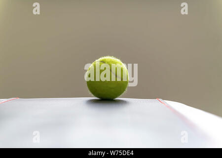 Nahaufnahme von einer kleinen Kugel gegen eine weiße Wand Hintergrund isoliert Stockfoto