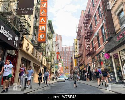 New York, USA. 27. Juli, 2019. Straßenszene in Chinatown in Manhattan. Chinatown ist an der Spitze der Liste der Sehenswürdigkeiten von fast allen New York Besucher. Auf den ersten Blick, die Gegend sieht aus wie ein Museum für Touristen - aber unter der Oberfläche, die nächste Generation arbeitet an der jungen, hippen Szeneviertel. (Dpa' der Chinatown Kinder: Generation Ändern macht New York Quartal Hip') Credit: Christina Horsten/dpa/Alamy leben Nachrichten Stockfoto