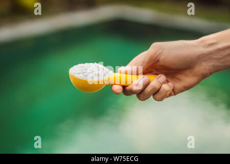 Hand Chlorinefor Wasser im Pool Stockfoto