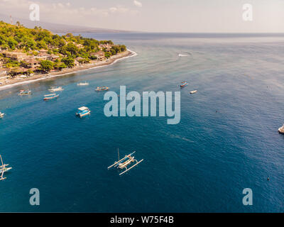 Jemeluk Bay, Amed. Amed ist schnell zu einem beliebten Reiseziel in Bali, Indonesien. Im Nordosten von Bali, es ist ein Zuhause zu ausgezeichneten Stockfoto