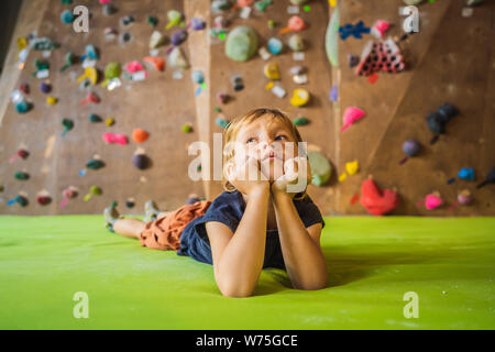 Junge Ausruhen nach einer Felswand Klettern Stockfoto