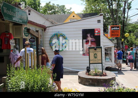 Woodstock, USA. 05. Juli, 2019. Woodstock Souvenirs sind in Erinnerung an das legendäre Festival auf Tinker Straße verkauft. Woodstock, etwa zwei Stunden nördlich von New York mit dem Auto entfernt, sieht aus wie eine kommerzialisierte Memorial Schrein zum Festival des gleichen Namens, die vor genau 50 Jahren am 15. August begann. (Dpa' ein Wochenende für Geschichte Bücher: 50 Jahre Woodstock Festival') Credit: Christina Horsten/dpa/Alamy leben Nachrichten Stockfoto