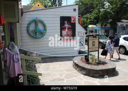 Woodstock, USA. 05. Juli, 2019. Woodstock Souvenirs sind in Erinnerung an das legendäre Festival auf Tinker Straße verkauft. Woodstock, etwa zwei Stunden nördlich von New York mit dem Auto entfernt, sieht aus wie eine kommerzialisierte Memorial Schrein zum Festival des gleichen Namens, die vor genau 50 Jahren am 15. August begann. (Dpa' ein Wochenende für Geschichte Bücher: 50 Jahre Woodstock Festival') Credit: Christina Horsten/dpa/Alamy leben Nachrichten Stockfoto