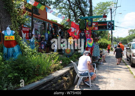 Woodstock, USA. 05. Juli, 2019. Woodstock Souvenirs sind in Erinnerung an das legendäre Festival auf Tinker Straße verkauft. Woodstock, etwa zwei Stunden nördlich von New York mit dem Auto entfernt, sieht aus wie eine kommerzialisierte Memorial Schrein zum Festival des gleichen Namens, die vor genau 50 Jahren am 15. August begann. (Dpa' ein Wochenende für Geschichte Bücher: 50 Jahre Woodstock Festival') Credit: Christina Horsten/dpa/Alamy leben Nachrichten Stockfoto