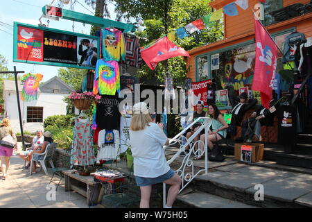 Woodstock, USA. 05. Juli, 2019. Woodstock Souvenirs sind in Erinnerung an das legendäre Festival auf Tinker Straße verkauft. Woodstock, etwa zwei Stunden nördlich von New York mit dem Auto entfernt, sieht aus wie eine kommerzialisierte Memorial Schrein zum Festival des gleichen Namens, die vor genau 50 Jahren am 15. August begann. (Dpa' ein Wochenende für Geschichte Bücher: 50 Jahre Woodstock Festival') Credit: Christina Horsten/dpa/Alamy leben Nachrichten Stockfoto