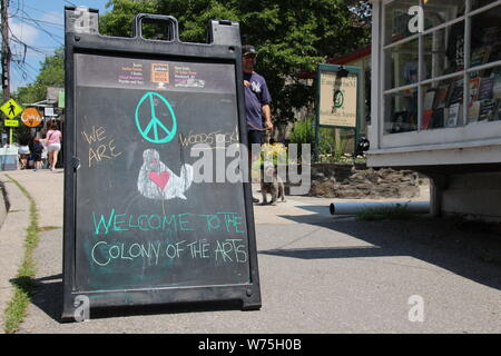 Woodstock, USA. 05. Juli, 2019. 50 Jahre nach dem legendären Festival, das Gedächtnis von Woodstock ist noch immer allgegenwärtig auf Tinker Straße. Woodstock, etwa zwei Stunden nördlich von New York mit dem Auto entfernt, sieht aus wie eine kommerzialisierte Memorial Schrein zum Festival des gleichen Namens, die vor genau 50 Jahren am 15. August begann. (Dpa' ein Wochenende für Geschichte Bücher: 50 Jahre Woodstock Festival') Credit: Christina Horsten/dpa/Alamy leben Nachrichten Stockfoto