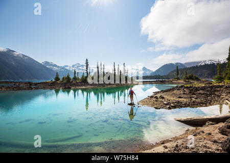 Wanderung zum türkisblauen Wasser der malerischen Garibaldi Lake in der Nähe von Whistler, BC, Kanada. Sehr beliebte Wanderung Ziel in British Columbia. Stockfoto