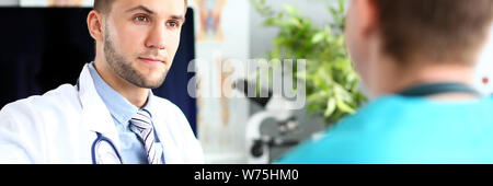 Arzt im Gespräch mit Kollegen Stockfoto