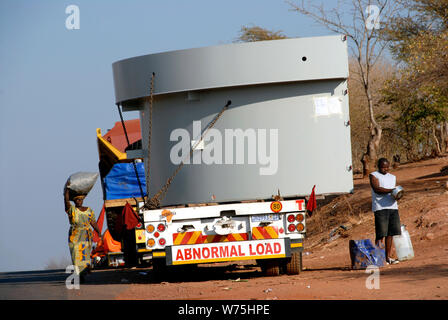 Eine Südafrikanische Lkw-konvoi kreuze Sambia für Kongo gebunden, die schwere Bergbaugeräte Stockfoto