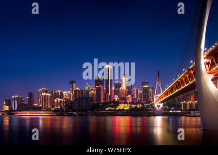 Chongqing, China - 24. Juli 2019: Panoramablick von Chongqing Skyline und Chaotianmen Brücke über den Jangtse in China. Stockfoto