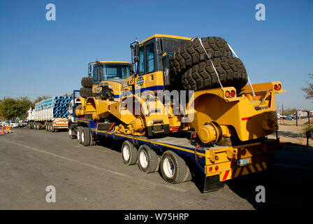 Eine Südafrikanische Lkw-konvoi kreuze Sambia für Kongo gebunden, die schwere Bergbaugeräte Stockfoto