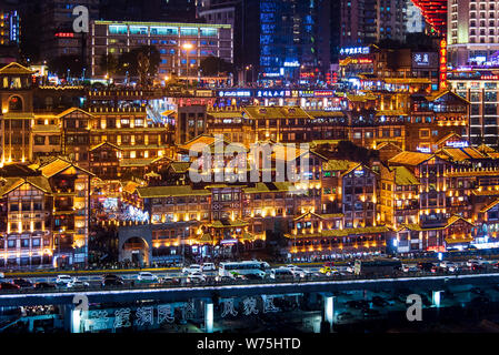 Chongqing, China - Juli 23, 2019: Hongya Höhle, traditionelle gestelzt Gebäude in Chongqing China mit modernen Skyline und Wolkenkratzer im Hintergrund Stockfoto