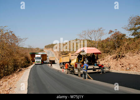 Eine Südafrikanische Lkw-konvoi kreuze Sambia für Kongo gebunden, die schwere Bergbaugeräte Stockfoto